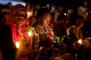Les kenyans se sont rassemblés au parc Uhuru de Nairobi pour rendre hommage aux victimes de l’attaque de l'université de Garissa. / Ben Curtis/AP 